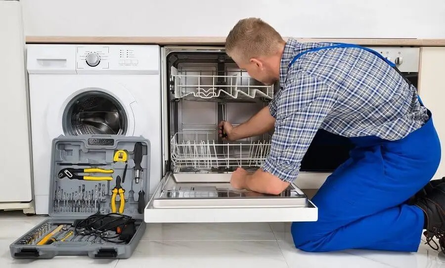 Dilovası Termoteknik servisi teknisyen ekibi beyaz eşya tamiri yaparken
